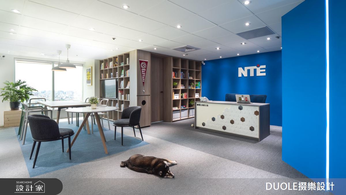 坐在山海景觀中補習！清爽無壓的 28 坪休閒風商空