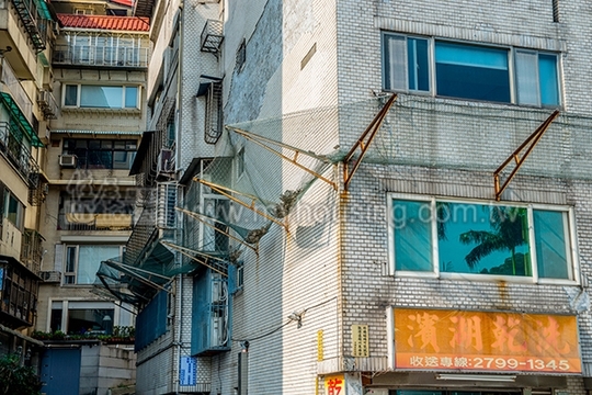 健檢30萬　老屋外牆草案暫擱