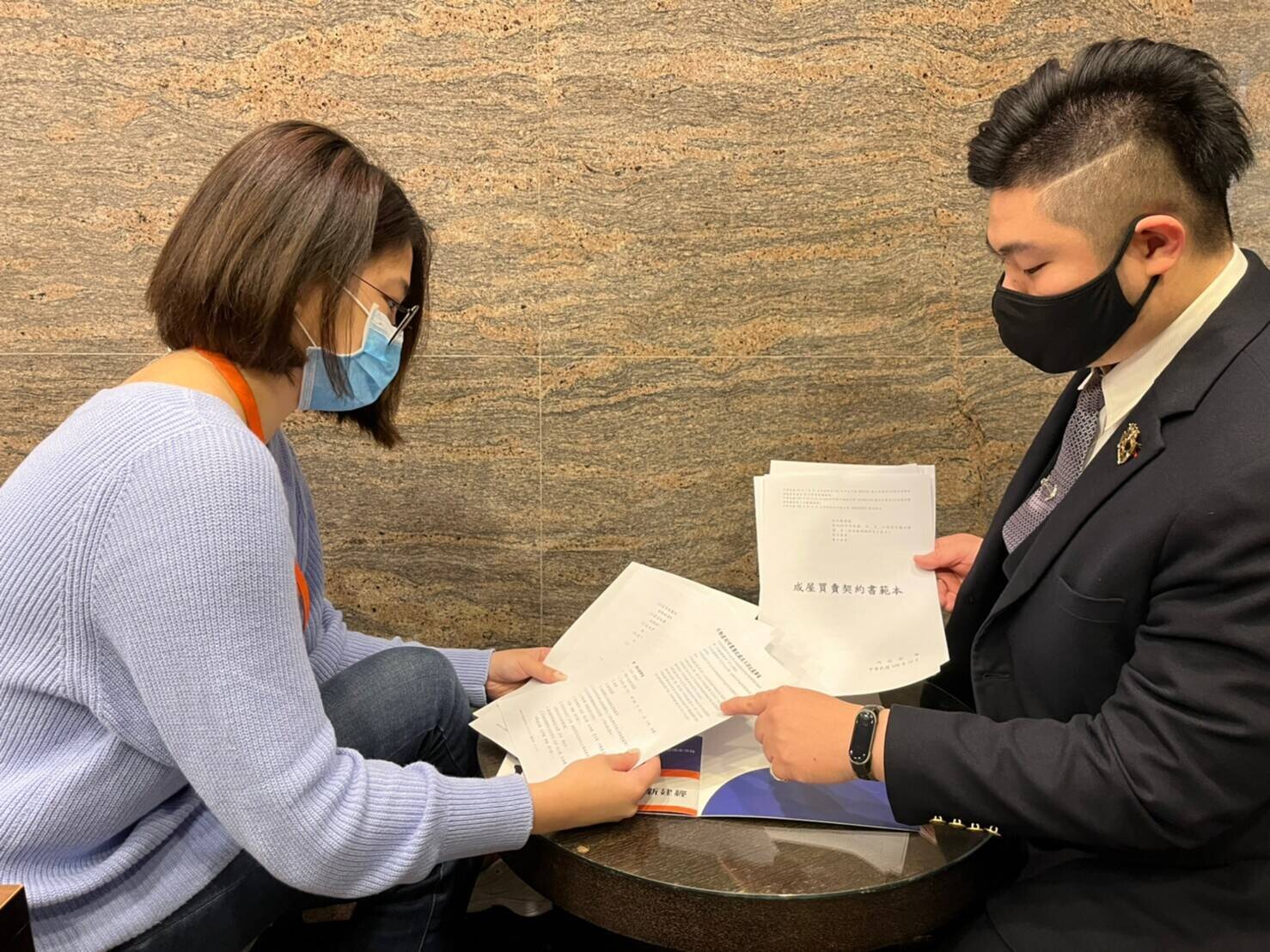 專家建議，簽立契約前，要詳閱相關文件及不動產說明書，避免日後衍生爭議。圖為示意照。