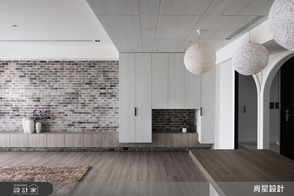 吧檯是家的烘焙教室！穿越圓拱門，迎接復古花磚與滿點收納的鄉村風親子宅