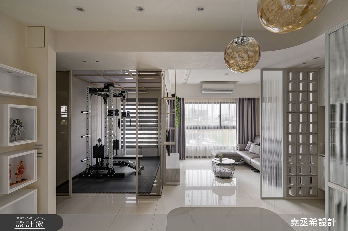 居家健身房我獨享！30 坪新成屋把一房改為健身空間，還有公仔展示牆與客...
