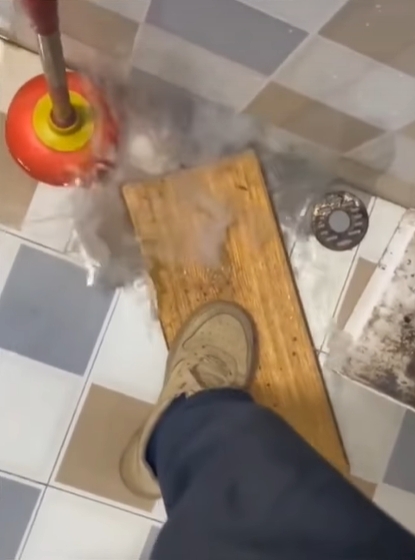 排水管阻塞！他拿「拿沖天炮炸」喊超有效 專家驚呼：母湯啊