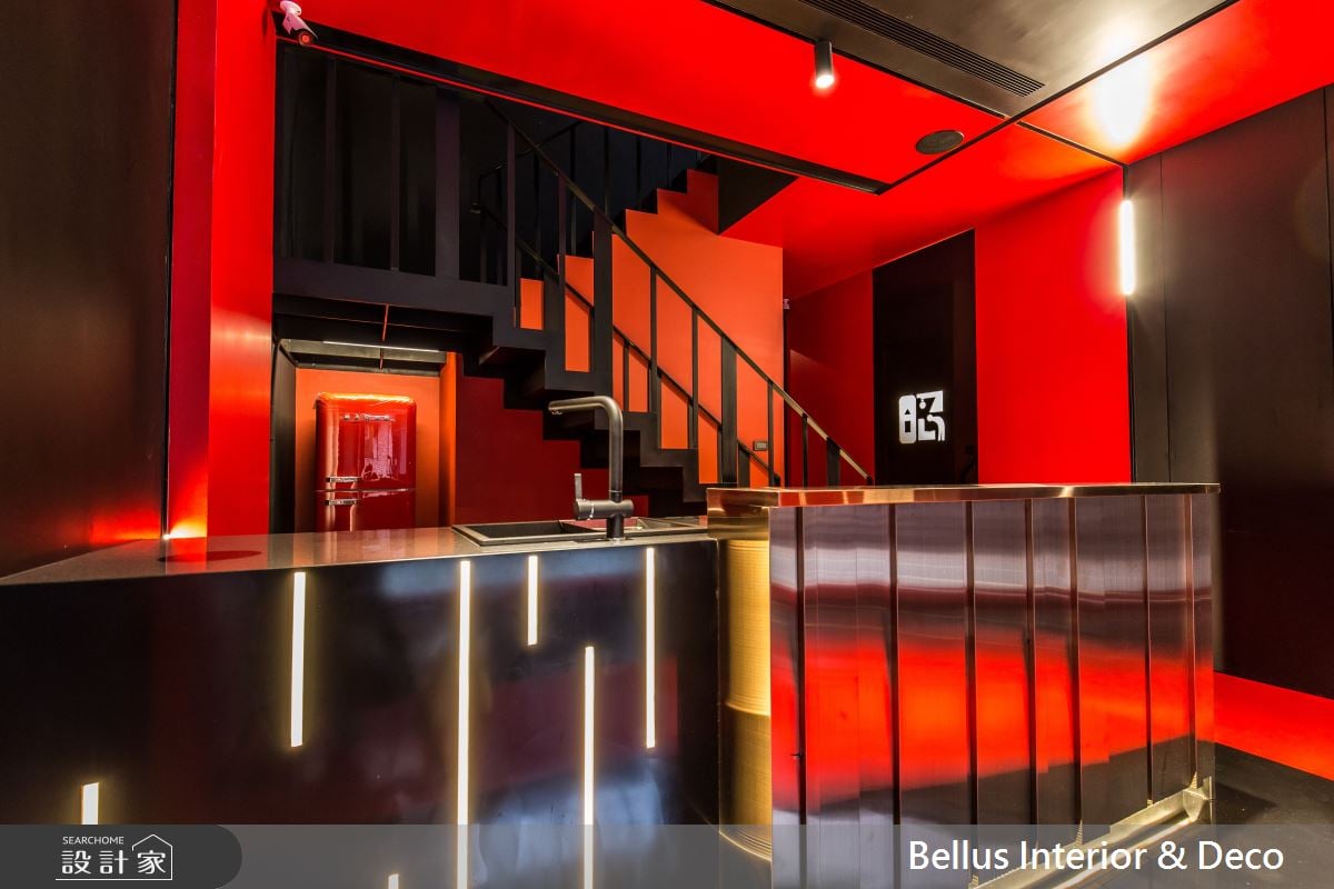 50 年代長型老倉庫大翻新！翻玩色彩光影化身前衛精品旅宿