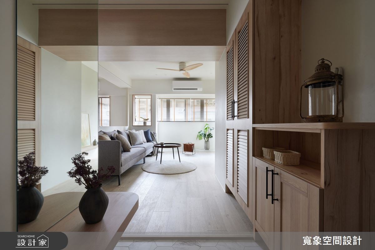 開放式設計串聯客廳、廚房與書房，開闊視野拉近一家人的溫馨日常