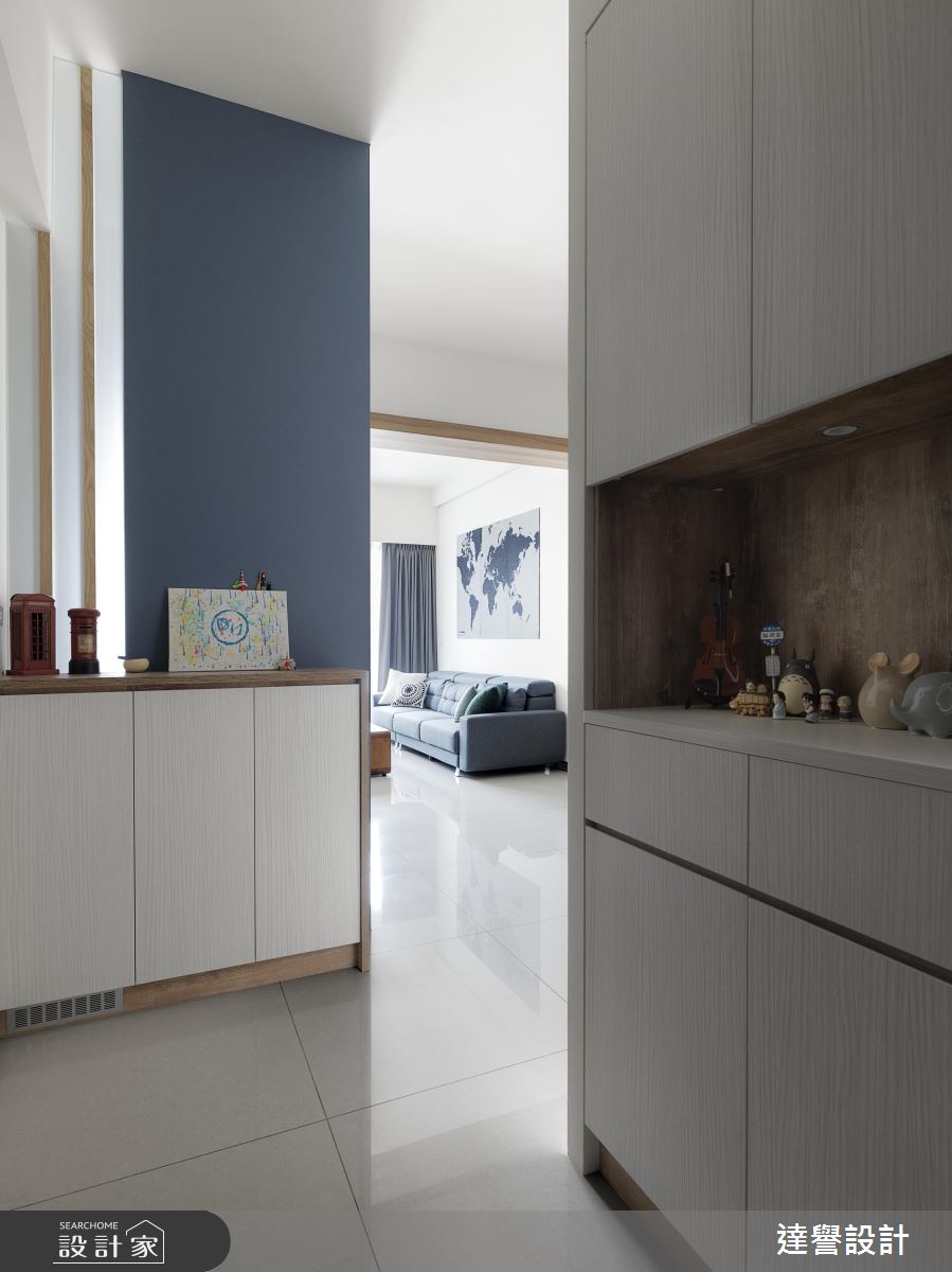 在家就能環遊 200 個城市！擁有一整面星巴克杯牆的北歐宅