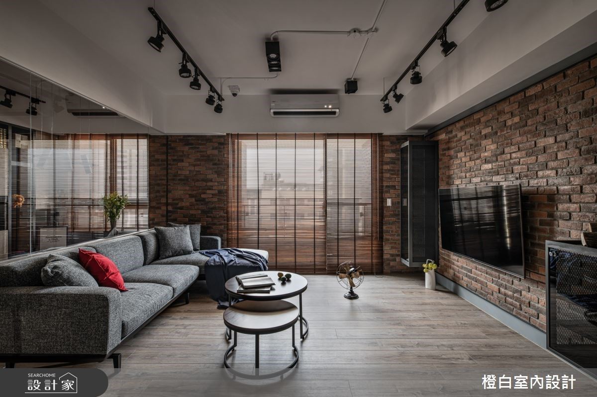 英倫工業風的四房兩廳！貨櫃造型收納櫃、玻璃折疊門書房，單身宅的每一...