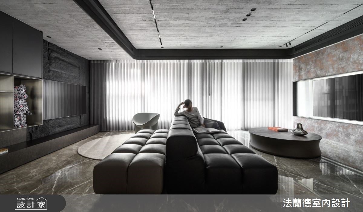 電視牆左右開弓！寬敞橫廳設計創造雙向視聽空間，追劇與打電動互不干擾...