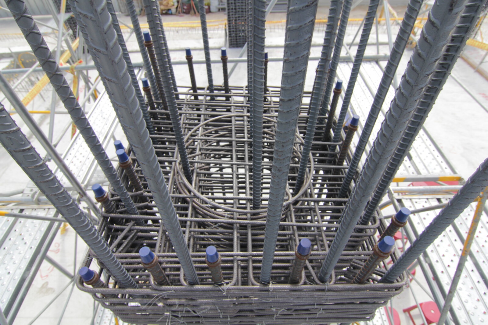 (圖說) 「建築安全履歷協會」所推廣的「Alfa Safe柱中柱工法」針對地震最容易發生破壞的軟弱層「一樓柱」強化耐震韌性。