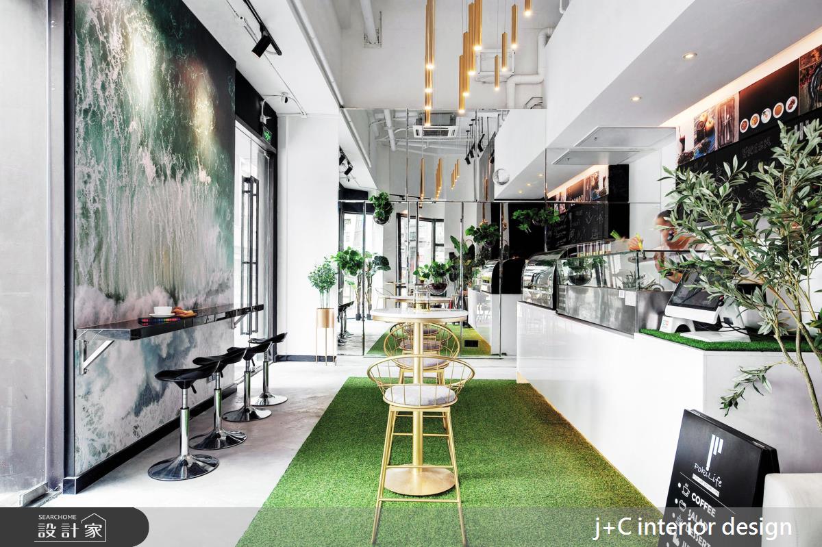 用鏡子偷空間，混搭植栽變亮眼！活力滿室的優雅咖啡廳