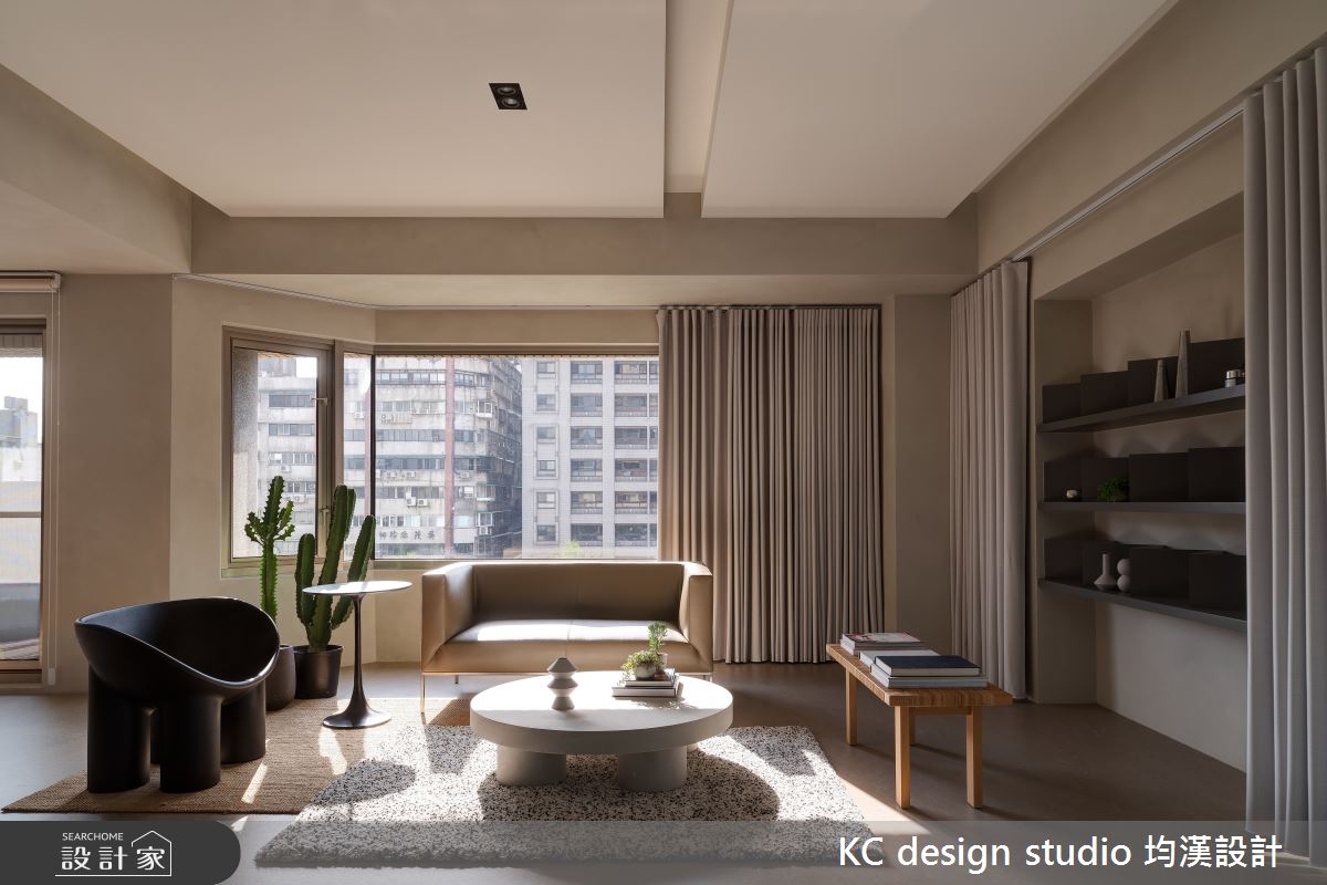 現代風共享辦公室，透明玻璃書牆區隔空間、分享採光成空間焦點