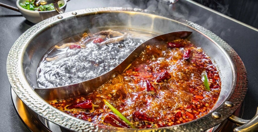 現炒牛油鍋底，香麻層次分明！台北最正宗的成都火鍋讓您一辣上癮！