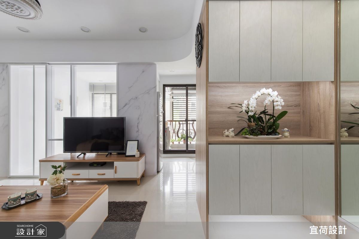 玻璃營造空間感，陽光灑進簡約宅