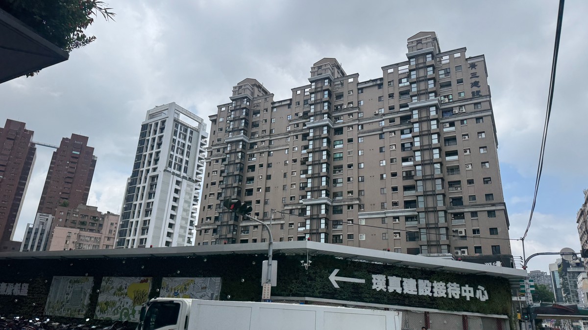 利率連九凍、房市管制不鬆綁！專家揭真相：不是房貸少了，是錢改往股市衝