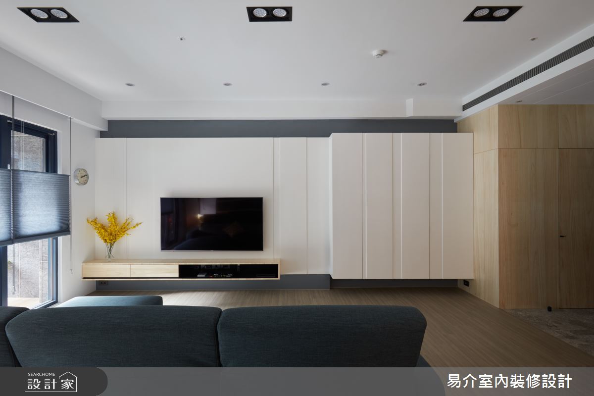 30坪木質現代風擁有滿點機能！大餐桌、獨立廚房與美學展示櫃，讓一家五...