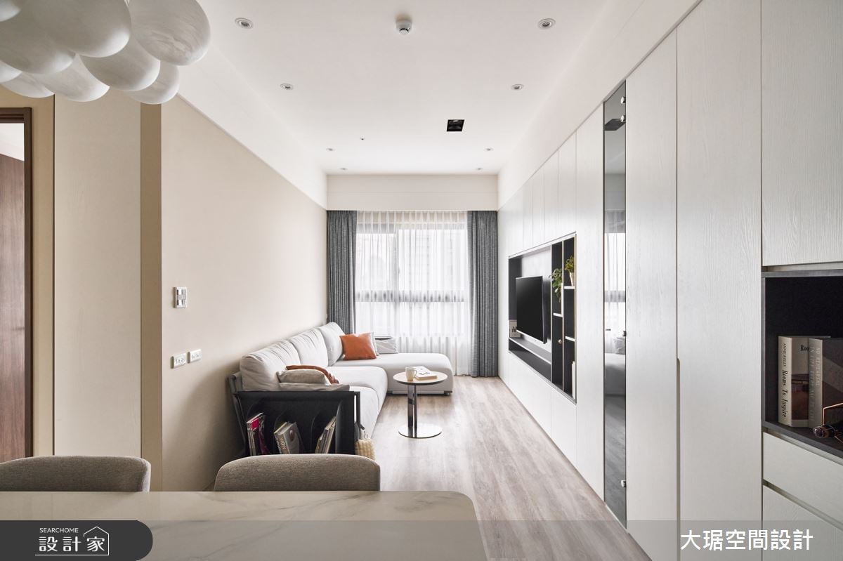 這個電視牆真的超會收!新北市25坪新成屋巧用樑下空間，挑戰坪效放大的極限