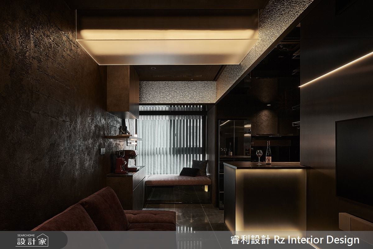開箱 10.7 坪單身男子的品味宅！水泥與石材建構粗獷工業風，鍍鈦與霓虹...