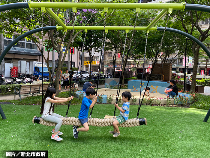 新莊福基、中港公園 特色遊戲場啟用