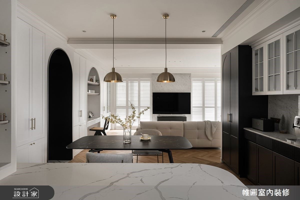 落地木百葉柔化光影，人字拼地坪鋪敘底蘊！桃園45坪混搭宅詮釋家的迷人溫度