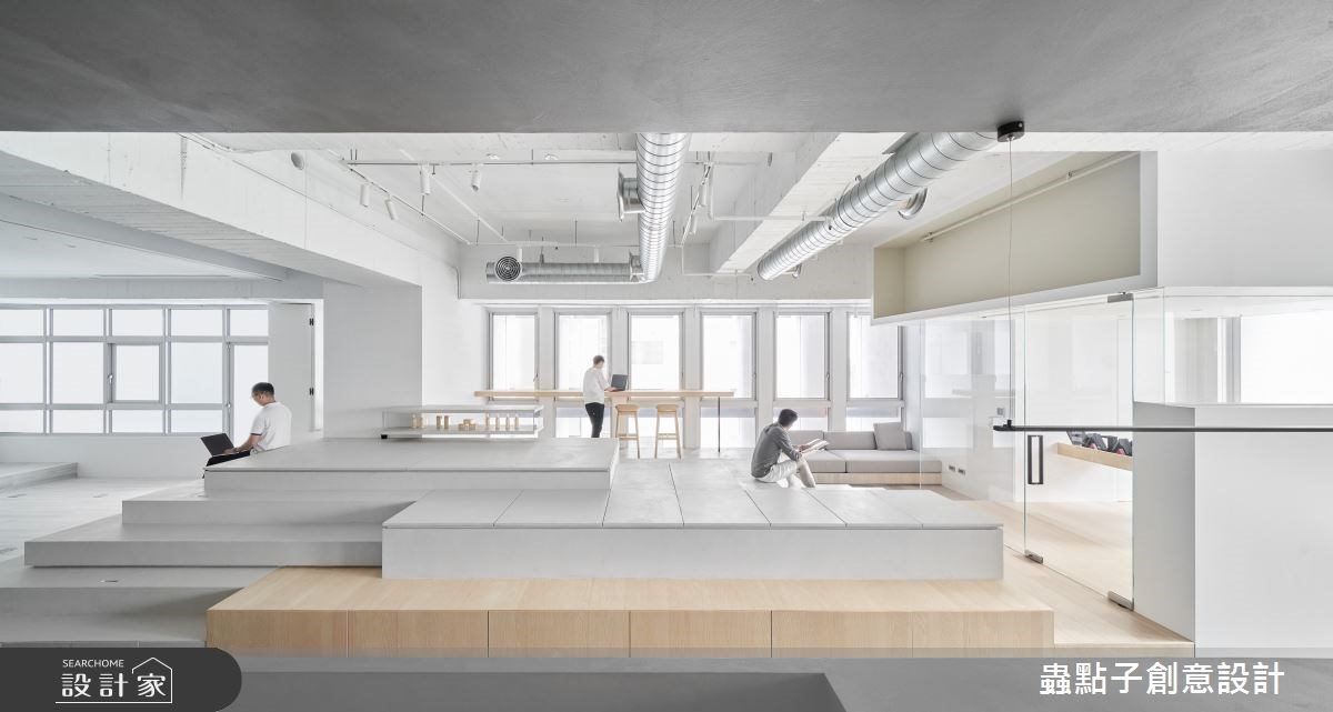 在山丘上辦公！下凹沙發、吧台與大長桌取代隔間辦公更自由