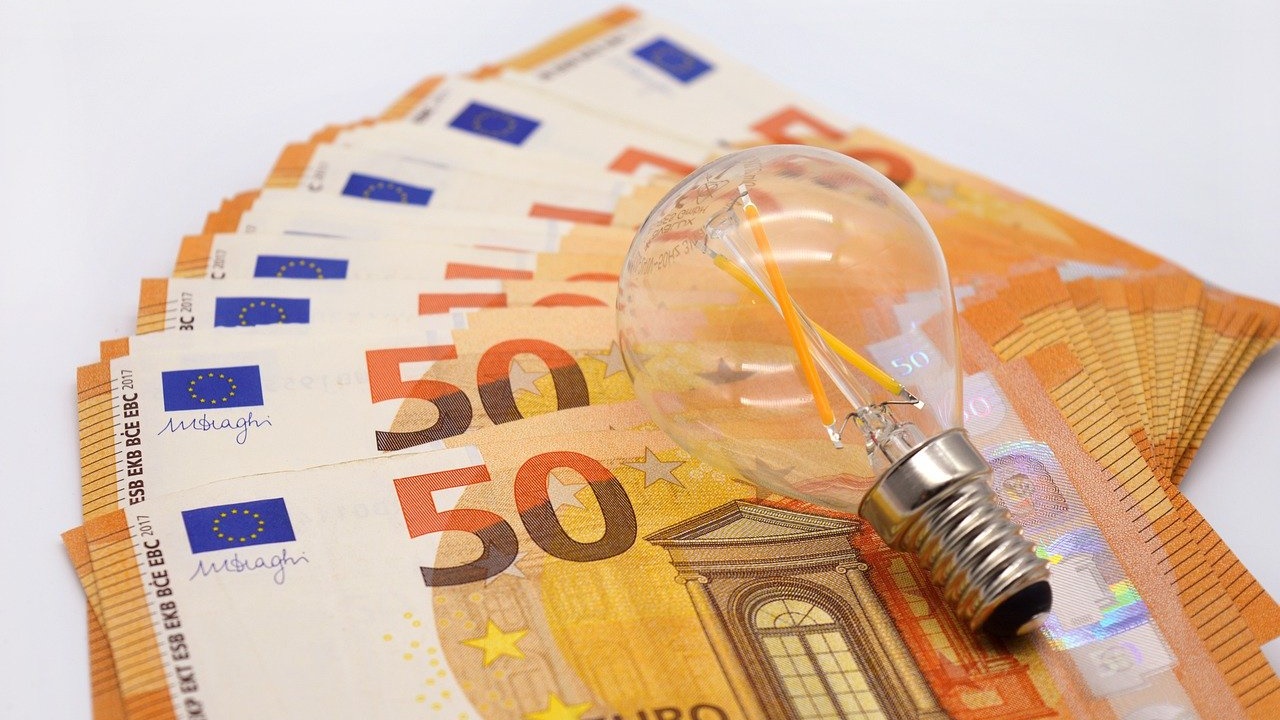 電費突飆破4千元！房東喊有點怪「幫付1千」網疑：被灌水？