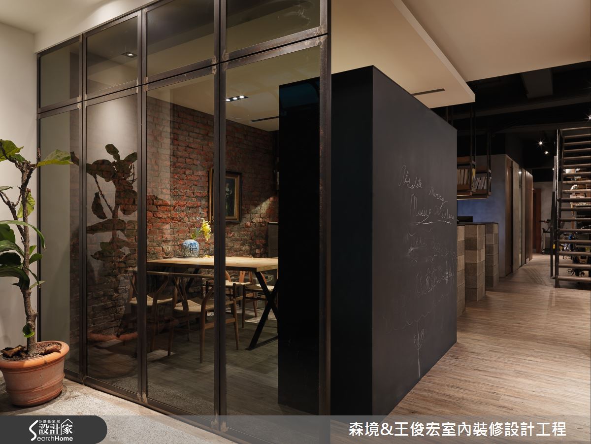 狹長型老屋有解！ 天井引光，抒寫三層樓的光陰故事