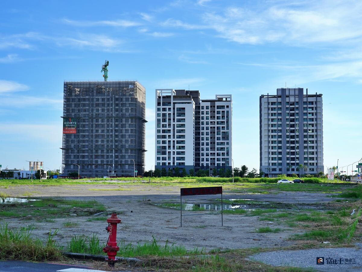 央行雖澄清沒有限貸令，卻實際已影響銀行放款措舉，民眾現在不只要面對小宅高房價跟買不到房，更要揣著不安擔心房貸下落，所謂居住正義居然是讓自住客買不到房子住？（圖／記者蘇茵慧）