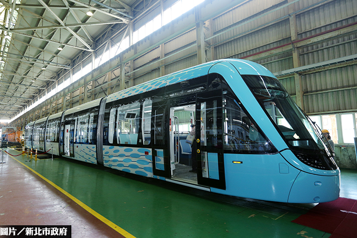 全台首列「國車國造」　淡海輕軌列車亮相