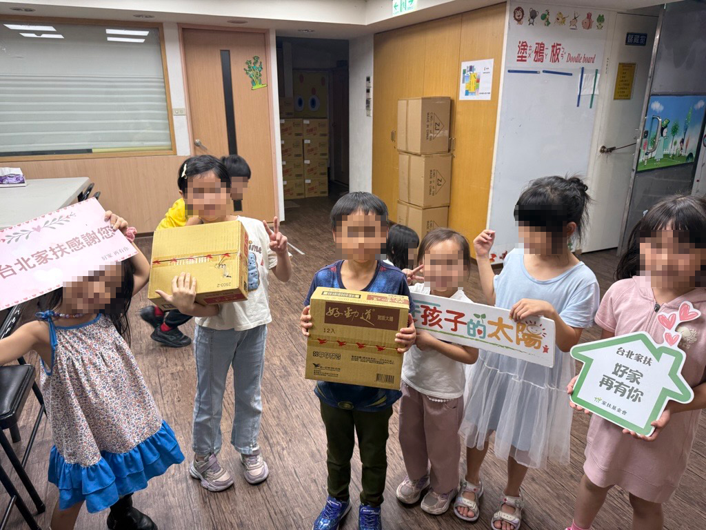 關懷弱勢家庭不間斷 駿明工程捐贈300包麵條助台北家扶