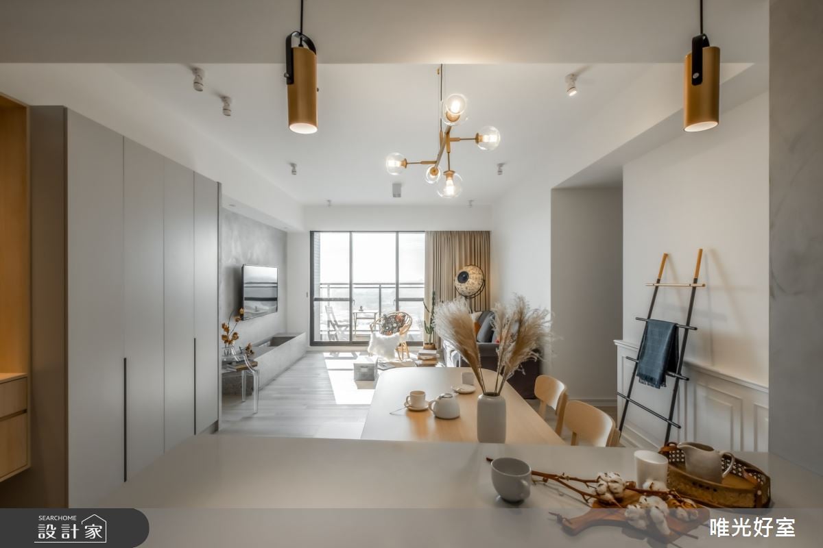 從容生活的度假提案！淡雅淺灰搭配溫潤木色，迎接和煦陽光舒適自在