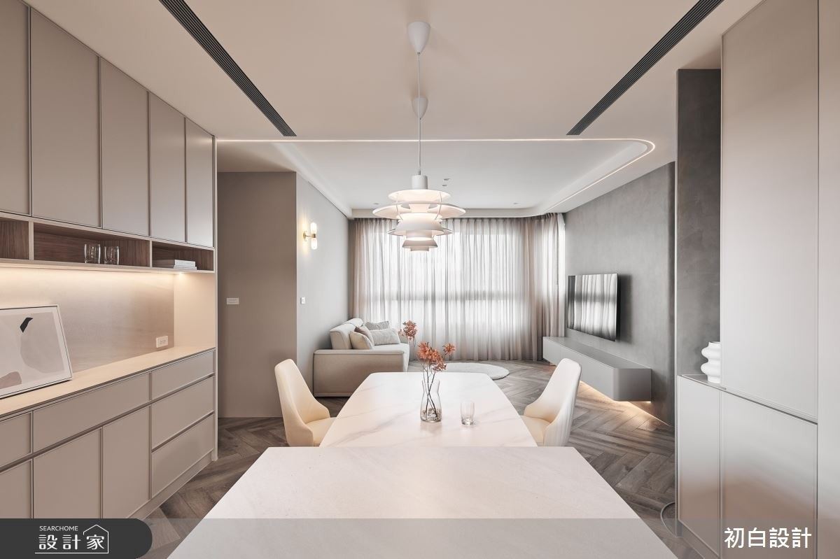 超寬敞客廳玩得好過癮！溫暖灰調揭開親子宅，拱門、人字拼刻畫歐美質感