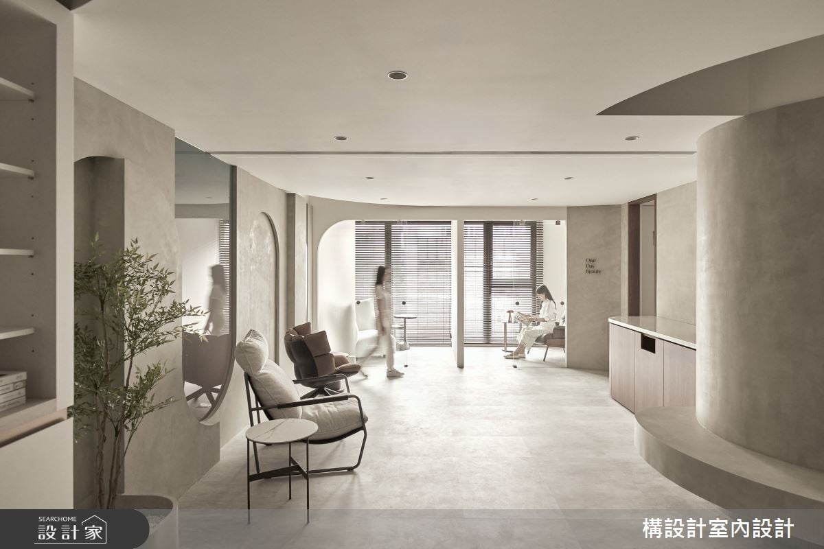 開箱「流動式」的50坪商業空間！加入弧形+曲面元素，打造溫柔又時尚的醫...