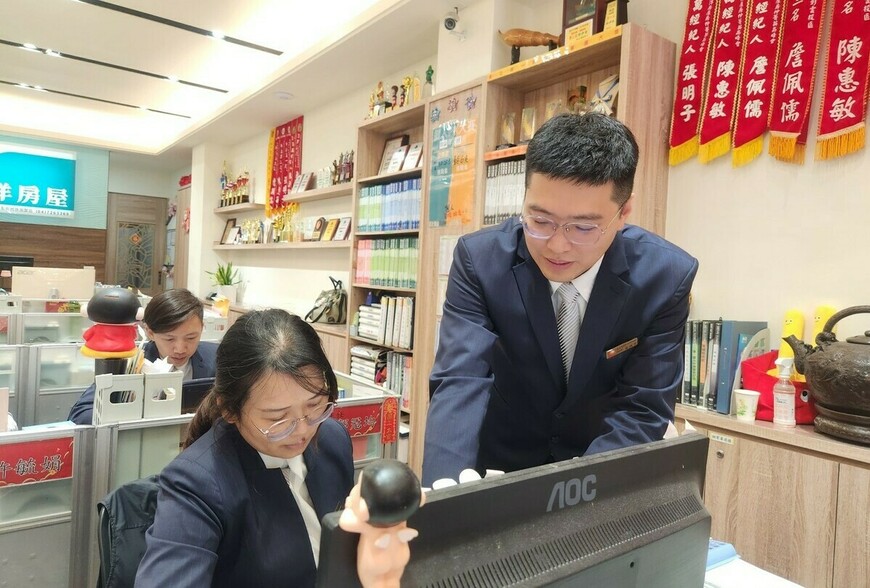 返鄉陪父母開啟第二人生！彰化青年梁尚文從補教跨行房仲：好的仲介能守...