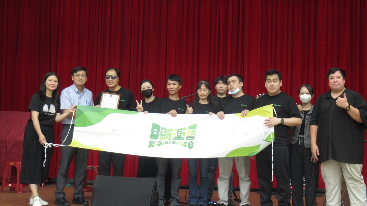 一曲《家後》聽哭監所收容人！台灣公益聯盟攜手視障樂手，用音樂溫暖高...