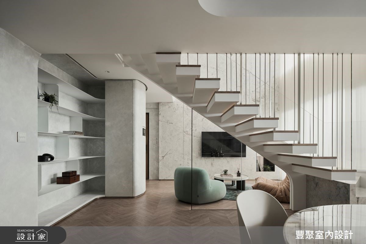 調整樓梯位置引入陽光詩意，現代風開放餐廚打破邊界凝聚家人情感、注入...