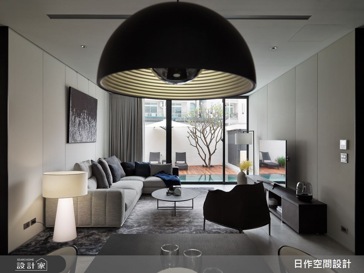 自地自建百坪現代渡假屋！質感灰蔓延空間基底，深木質調及中島深邃延展...