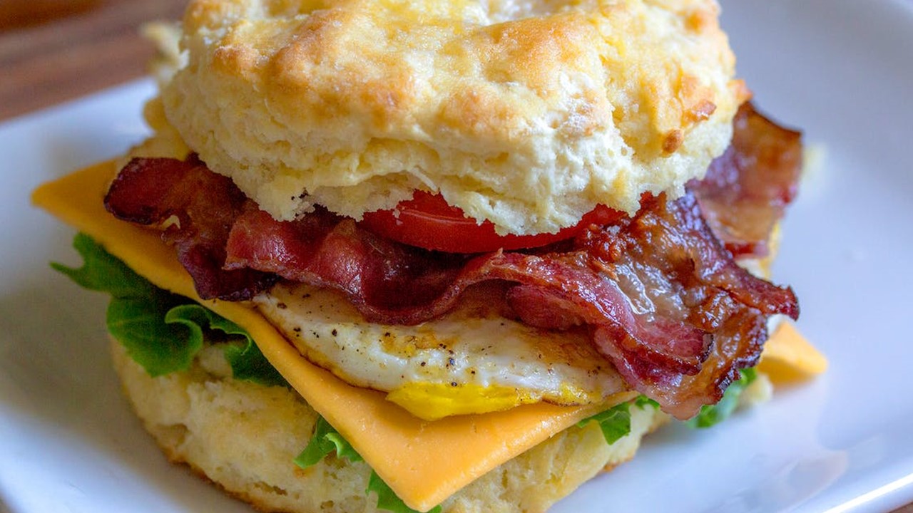 熱情女房東「送早餐＋長輩圖」他喊怕  網笑：南部很正常