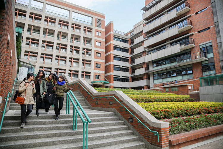 跨界，大學烏雲上的希望銀邊