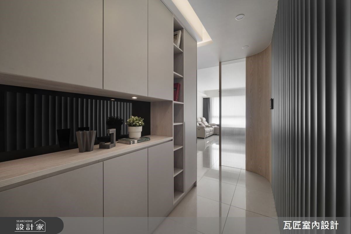 〔開箱影片〕簡約又明亮的現代度假宅！25坪用雙面櫃，創造「翻倍」收納量