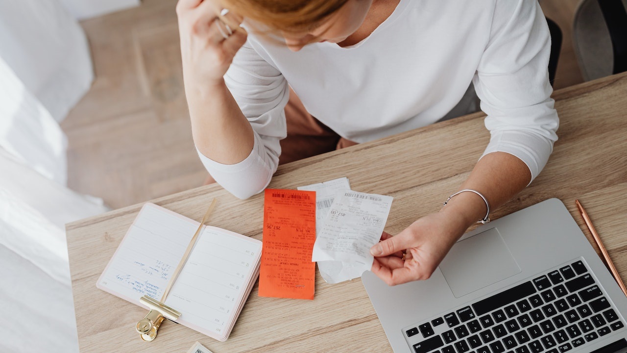 房租欠3個月連押金都要分期！房東每天蹲人等拆門：只想他搬走
