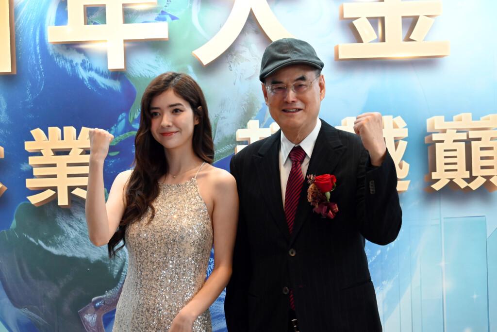 百年大金 專注本業 超越顛峰 全方位空氣及服務專家 智慧領先