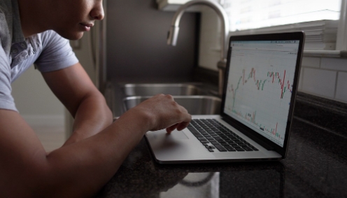 尪棄280萬年薪「全職炒股」慘賠800萬妻氣炸：吃飯都成問題