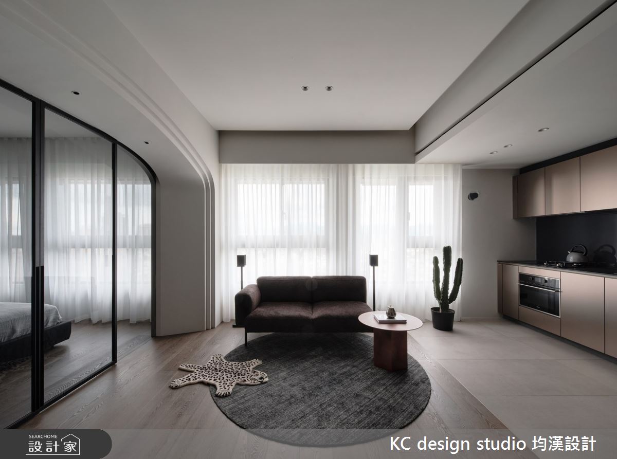 12坪溫馨輕工業小宅！輕透拉門隔公私領域、活動餐桌設計的彈性生活提案