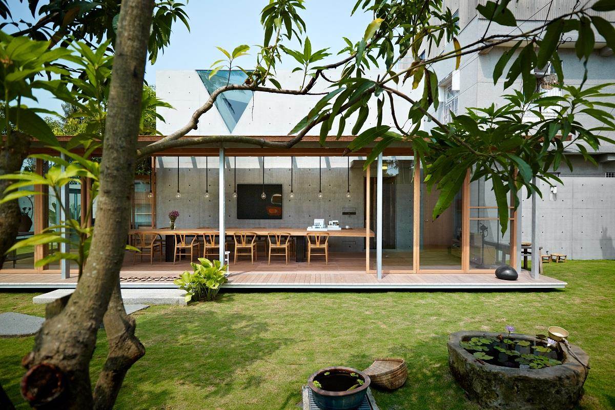 在荒島用清水模蓋了棟金毛屋，成了台南最具特色的民宿