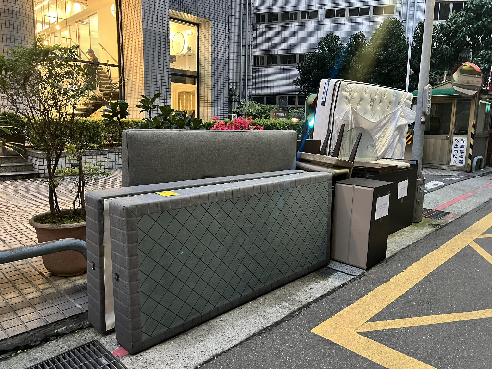 見「高檔家具」路邊等回收 還有人撿過香奈兒 網笑：拾荒20年身價破億