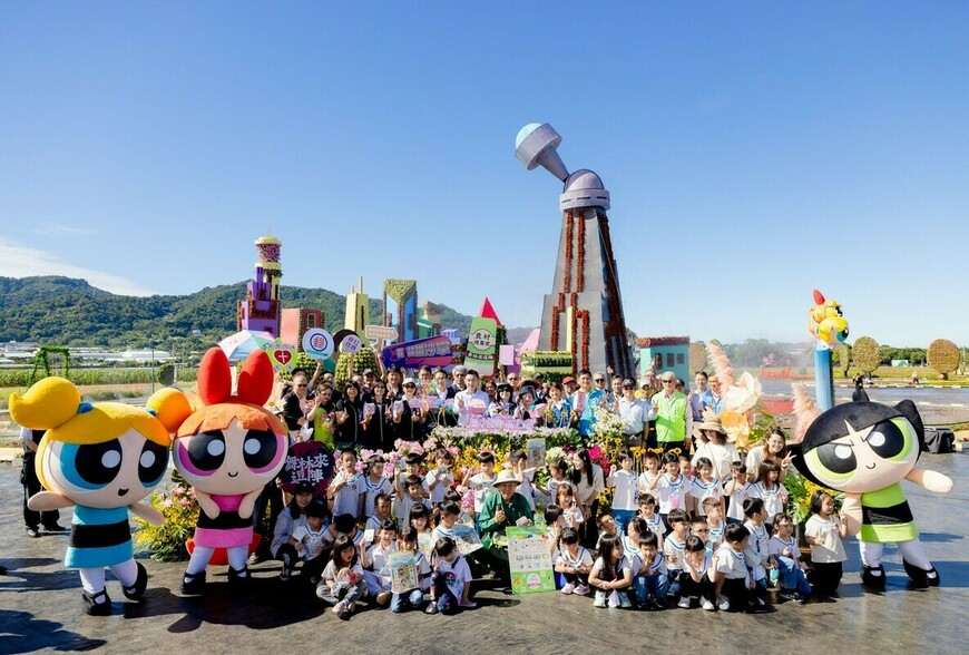 史上最大花毯降臨台中！飛天小女警領軍18米魔人啾啾城堡