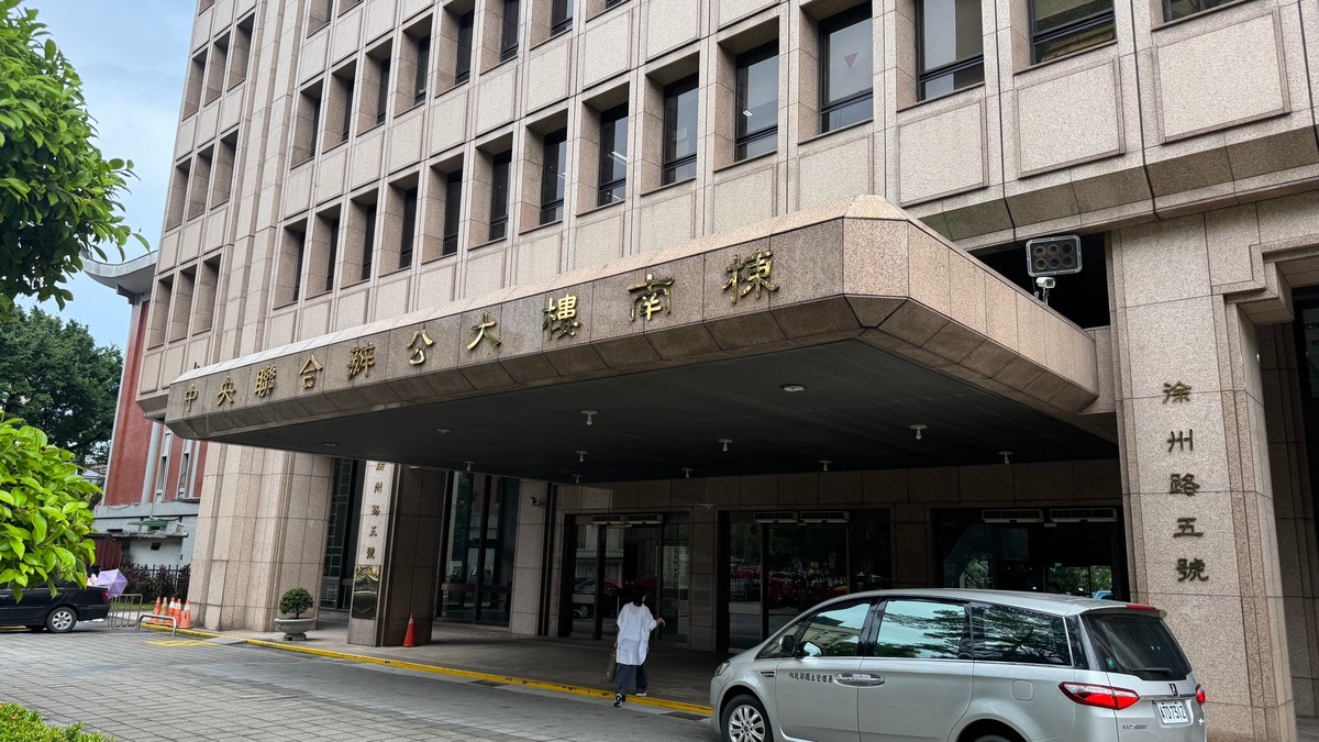 鐵飯碗翻身!2025年所得調查:公共行政平均94.8萬超車金融業奪冠