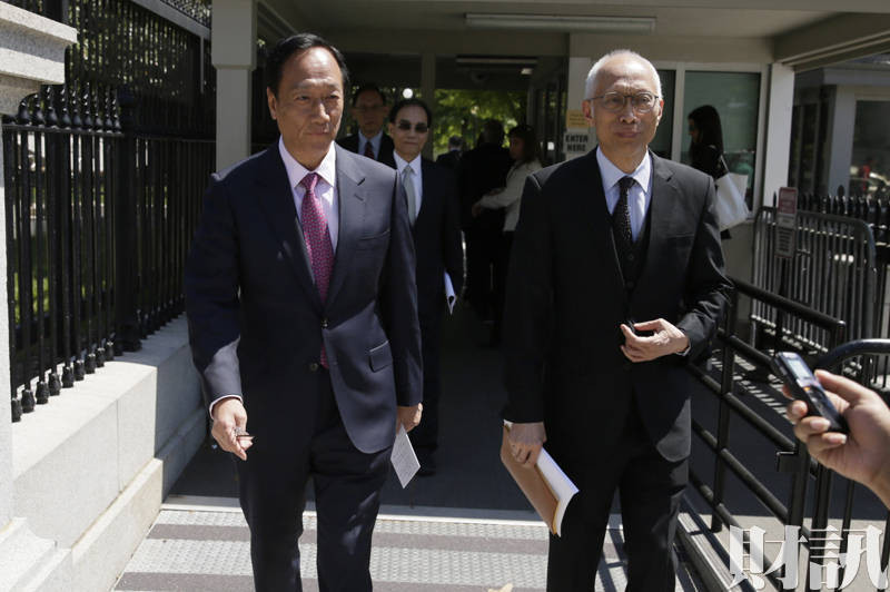 郭董親自交付執行　投資金額超過2000億台幣