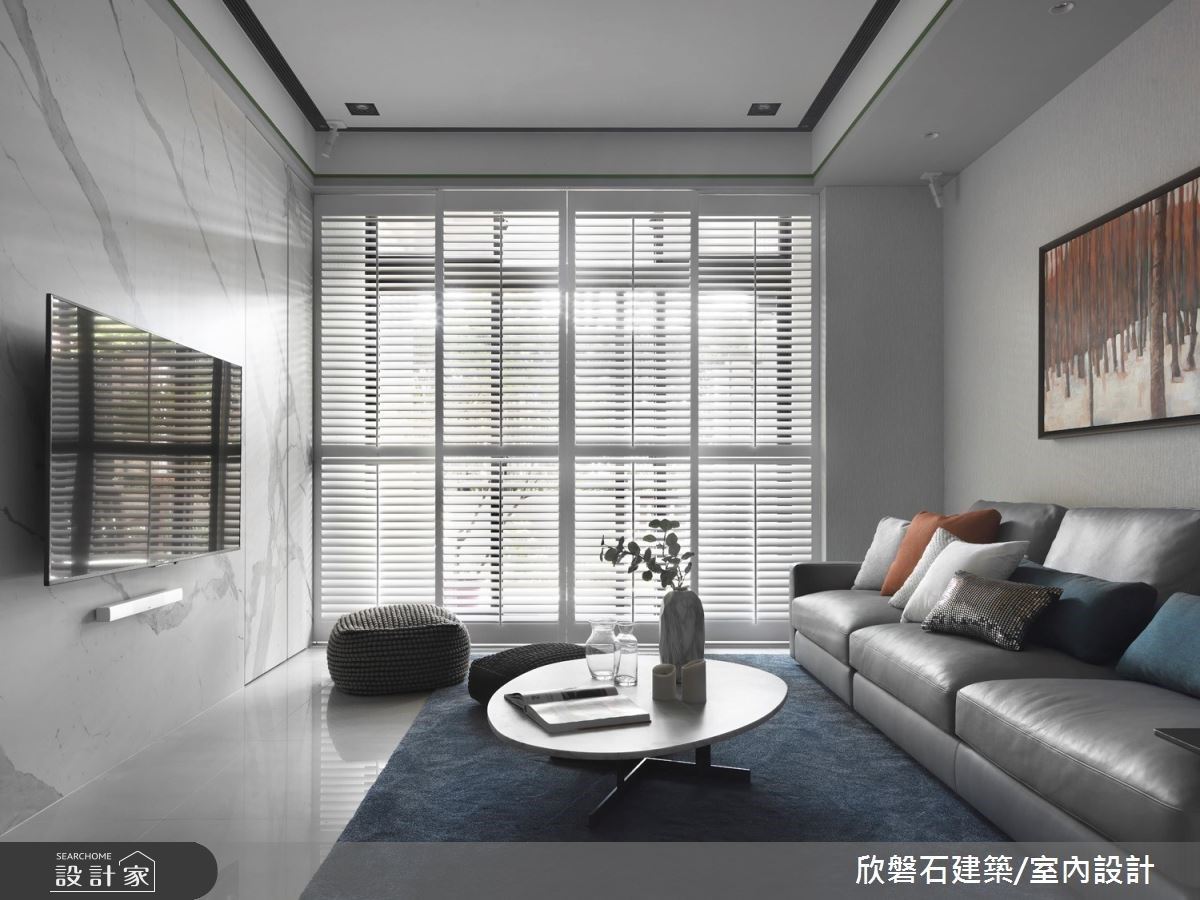 黑灰白極簡宅，以暖色綠意增添生活溫度