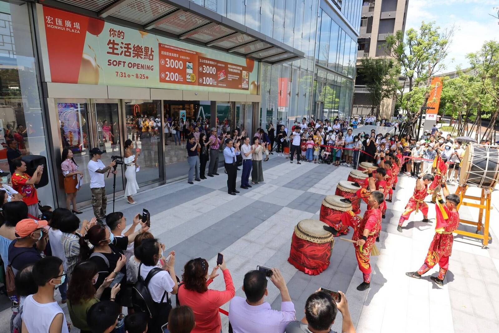 228連假逛宏匯廣場兼賞屋 新莊副都心房市夯