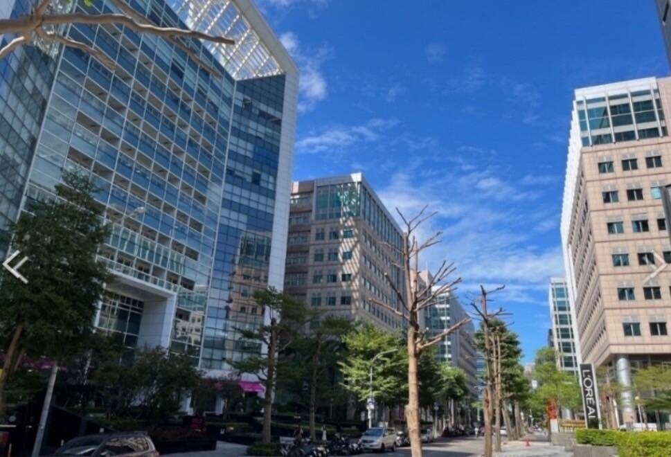 內科不只吸引企業總部、科技業進駐，現也成為國際品牌車商搶進插旗熱區，圖為內湖洲子街。